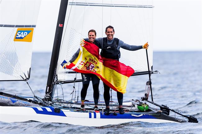 Pacheco y Echávarri celebran su plata | PEDRO MARTÍNEZ/SAILING ENERGY ep pachecoechavarri celebranplata