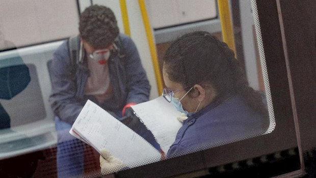 ep pasajeros en un vagon de metro de madrid