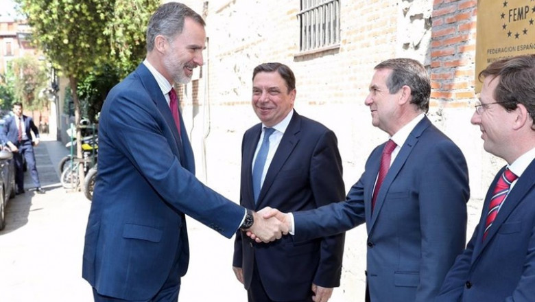 El Rey Felipe VI (1i), saluda al presidente de la FEMP y alcalde de Vigo, Abel Caballero (3i), junto al ministro de Agricultura, Pesca y Alimentación en funciones, Luis Planas (2i) y el alcalde de Madrid, José Luis Martinez- Almeida (4i), a su llegada al | Casa Real ep rey felipe vi 1i saludapresidentela fempalcaldevigo abel caballero 3i juntoministroagricultura pescaalimentacionfunciones luis planas 2i yalcaldemadrid jose luis martinez- almeida 4i allegada al