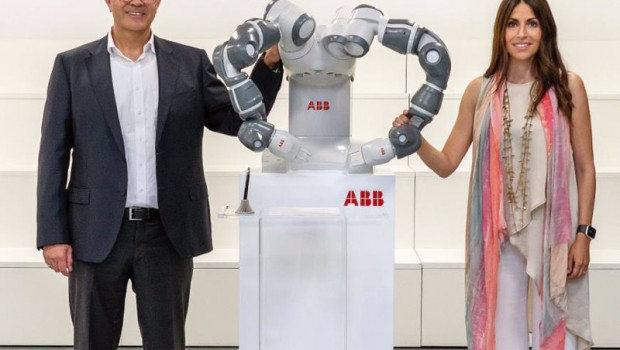 ep sami atiya presidente del negocio de robotics discrete automation de abb y veronica pascual boe