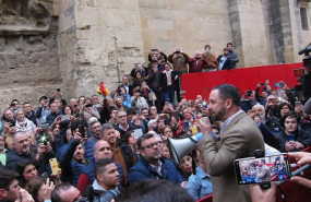 ep santiago abascal se dirige a personas agolpadas ante la mezquita-catedral de cordoba foto de