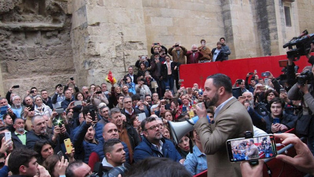ep santiago abascal se dirige a personas agolpadas ante la mezquita-catedral de cordoba foto de