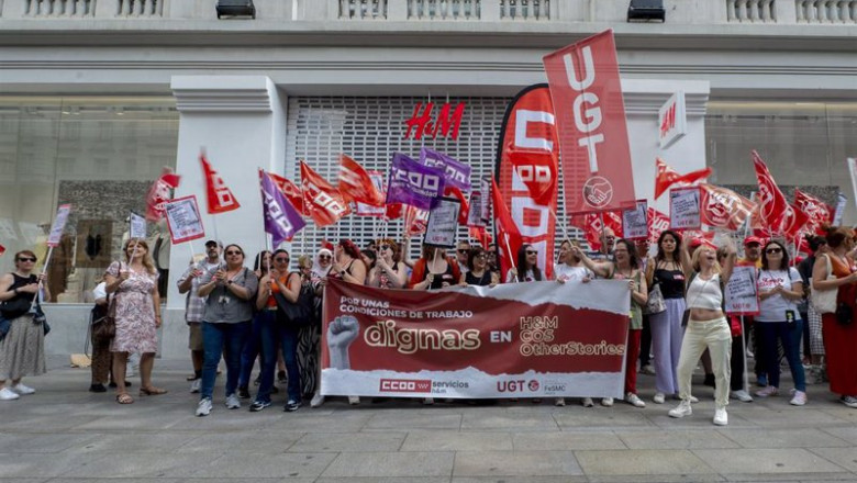 ep trabajadores de la cadena sueca de moda hm sujetan pancartas durante una protesta en gran via ep trabajadores de la cadena sueca de moda hm sujetan pancartas durante una protesta en gran via
