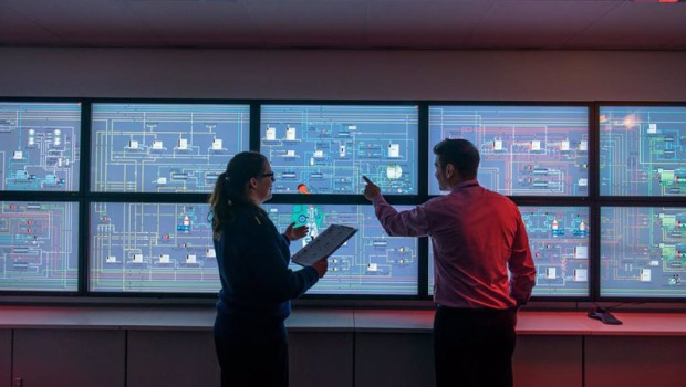 ep trabajadores de vodafone espana empleando la tecnologia smart metering basada en contadores