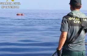 ep un agente observapateralos inmigrantesbordo
