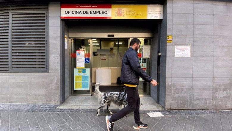 ep un hombre pasa con su perro delante de una oficina de empleo de madrid ep un hombre pasa con su perro delante de una oficina de empleo de madrid
