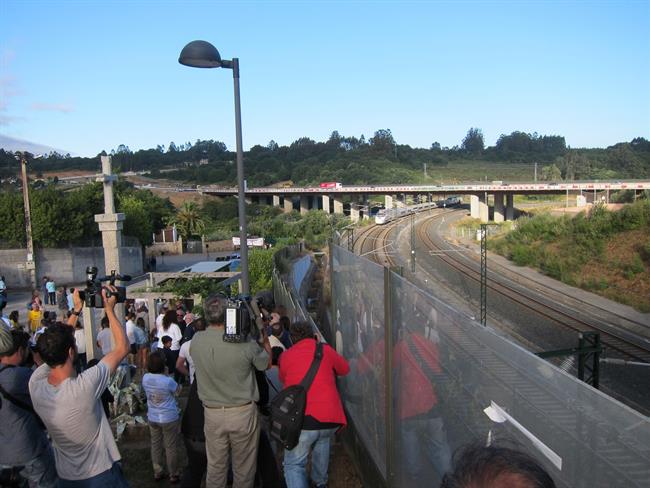 Un tren pasa por Angrois en el cuarto aniversario | EUROPA PRESS ep un tren pasaangroiscuarto aniversario