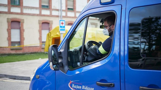 ep una ambulancia del 112 entra en el complejo hospitalario de navarra durante a pandemia covid-19