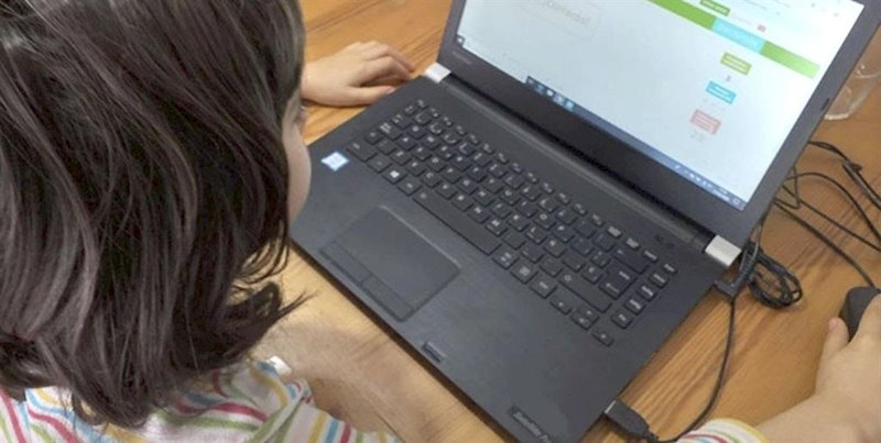 Una niña realizando tareas escolares desde un ordenador portátil | FAVB ep una nina realizando tareas escolares desde un ordenador portatil
