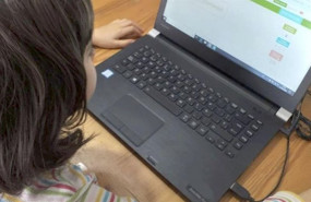 ep una nina realizando tareas escolares desde un ordenador portatil