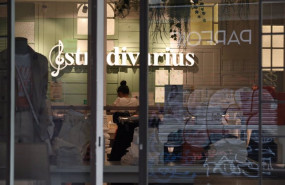 ep una trabajadora protegida con mascarilla coloca los productos en una tienda de stradivarius