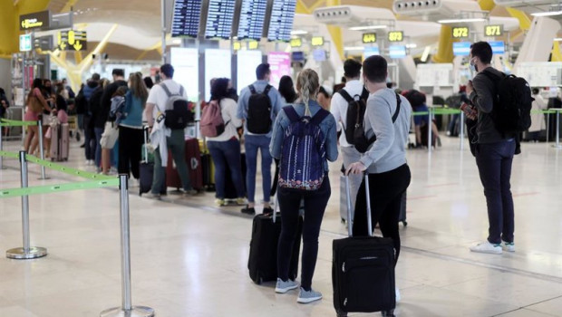 ep varios pasajeros en la terminal t4 del aeropuerto adolfo suarez   madrid barajas a 24 de mayo de