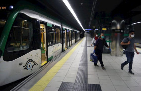 ep viajeros con mascarillas en el metro de malaga