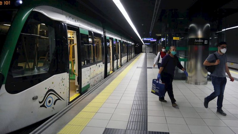 Viajeros con mascarillas en el metro de Málaga | Álex Zea - Europa Press ep viajeros con mascarillas en el metro de malaga