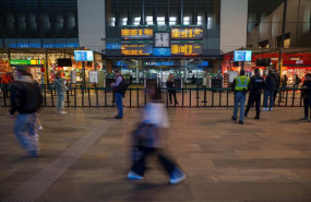 ep viajeros en el vestibulo de la estacion de trenes de santa justa de sevilla esperan para iniciar