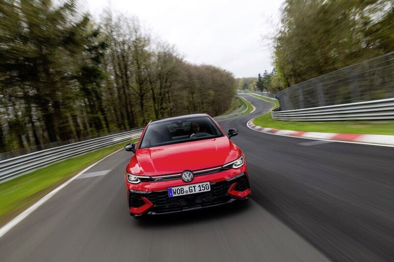 Volkswagen sube tras aprobar su plan de ajuste: 50.000 despidos hasta 2030 con el futuro de Seat en el aire