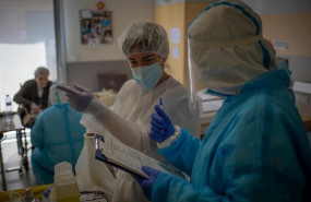 ep voluntarios de la ong proactiva open arms en la residencia geriatrica redos de sant pere de ribes