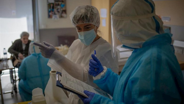ep voluntarios de la ong proactiva open arms en la residencia geriatrica redos de sant pere de ribes