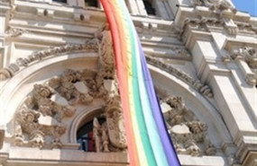 ep vox rechazaalmeida cuelguecibeles bandera lgtbi