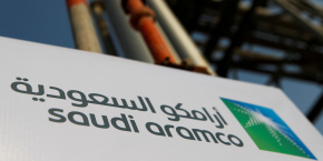 photo du logo de saudi aramco sur le site petrolier d abqaiq 