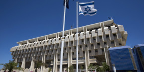 un drapeau israelien flotte devant le batiment de la banque d israel a jerusalem 
