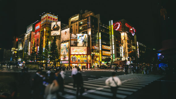 dl japan tokyo street night pedestrians crossing commuters generic scene city pixabay
