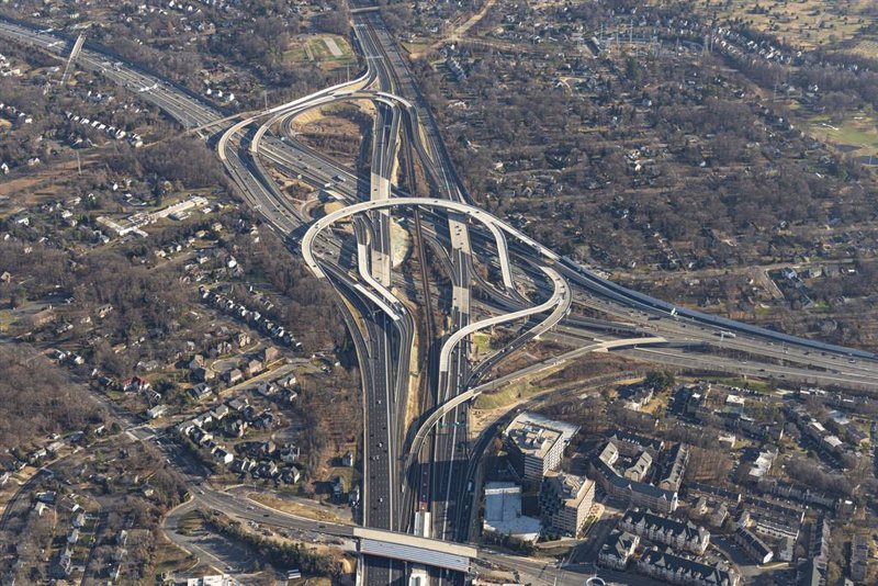 Ferrovial gana 888 millones en 2025, un 72,6% menos por los extraordinarios de 2024