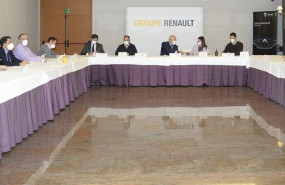 ep archivo   firma del acuerdo de convenio colectivo 2021 2024 entre la direccion de renault espana