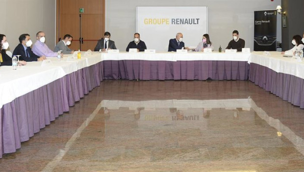 ep archivo   firma del acuerdo de convenio colectivo 2021 2024 entre la direccion de renault espana