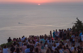ep archivo   grupos de personas disfrutan del atardecer en la cala dhort a 7 de agosto de 2022 en