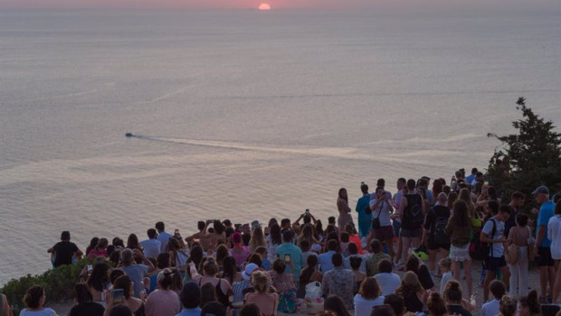 ep archivo   grupos de personas disfrutan del atardecer en la cala dhort a 7 de agosto de 2022 en