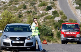 ep archivo - imagen de una persona pidiendo asistencia en carretera