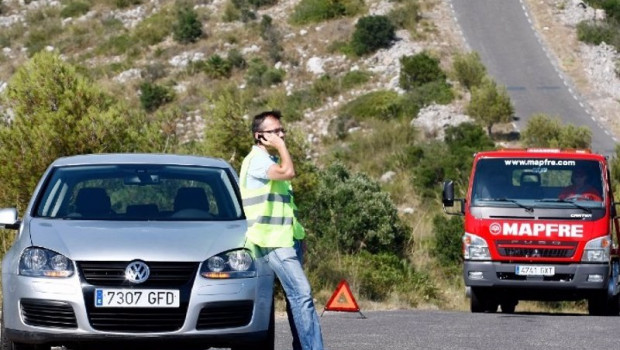 ep archivo - imagen de una persona pidiendo asistencia en carretera