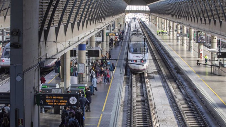 ep archivo pasajeros en la estacion ferroviaria de santa justa con el panel de horarios de los ep archivo pasajeros en la estacion ferroviaria de santa justa con el panel de horarios de los