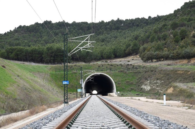 Adif licita por 16,7 millones la renovación de equipamientos de electrificación de la red