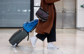 ep archivo   un viajera camina con su maleta por los pasillo del aeropuerto adolfo suarez