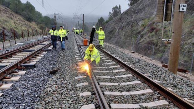 ep archivo varios operarios durante las obras de reparacion de las vias en adamuz el pasado mes de ep archivo varios operarios durante las obras de reparacion de las vias en adamuz el pasado mes de
