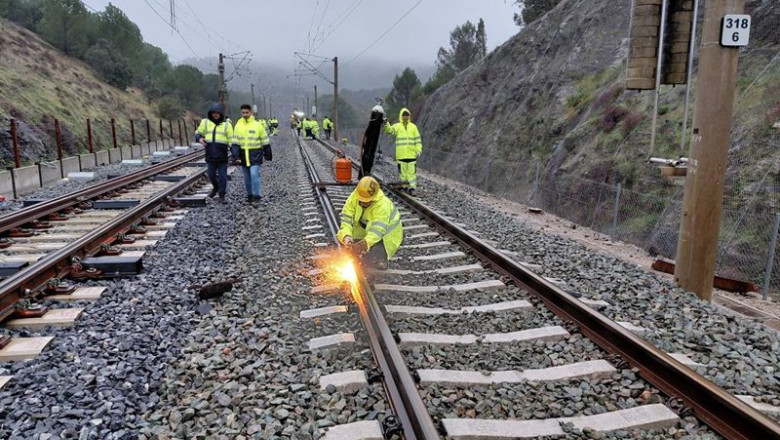 ep archivo varios operarios durante las obras de reparacion de las vias en adamuz el pasado mes de ep archivo varios operarios durante las obras de reparacion de las vias en adamuz el pasado mes de