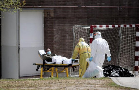 ep bomberos de leganes en las inmediaciones del hospital de campana habilitado en el pabellon