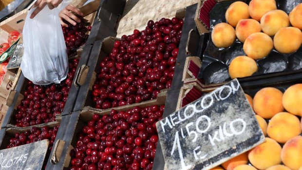 ep cajas de piezas de frutas en un mercado de la comunidad de madrid a 12 de junio de 2024 en madrid