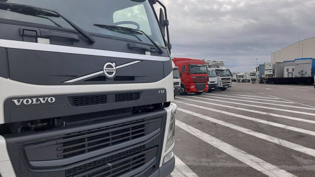 ep camiones aparcados en un centro de trabajo de cantabria