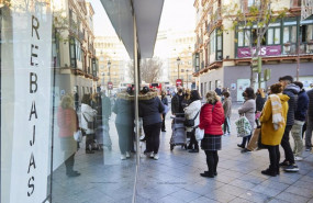 ep detalle de un cartel de rebajas y varias personas esperando que abran los negocios durante el ep detalle de un cartel de rebajas y varias personas esperando que abran los negocios durante el