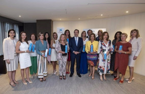 ep el consejero delegado de caixabank gonzalo gortazar y las ganadoras territoriales de los premios