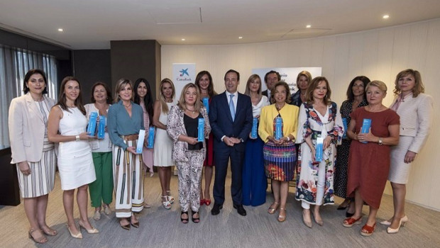 ep el consejero delegado de caixabank gonzalo gortazar y las ganadoras territoriales de los premios