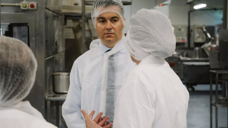 ep el ministro de industria comercio y turismo hector gomez visita fabrica del grupo ceralto siro en ep el ministro de industria comercio y turismo hector gomez visita fabrica del grupo ceralto siro en