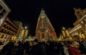 ep fachada de las galerias canalejas iluminada con alumbrado navideno a 14 de diciembre de 2025 en