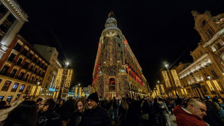 Fachada de las Galerías Canalejas iluminada con alumbrado navideño, a 14 de diciembre de 2025, en Madrid (España). | Ricardo Rubio - Europa Press ep fachada de las galerias canalejas iluminada con alumbrado navideno a 14 de diciembre de 2025 en