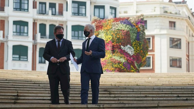 ep i-d el consejero de cultura del gobierno vasco bingen zupiria y el director general del museo