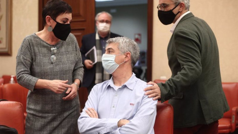 (I-D) La portavoz de EH-Bildu en el Congreso, Mertxe Aizpurua; el diputado de EH Bildu, Oskar Matute; y el portavoz de Esquerra Republicana el Congreso de los Diputados, Joan Margall; minutos antes de que de comienzo la comisión de Presupuestos del Congre | EUROPA PRESS/E. Parra. POOL - Europa Press ep i-d la portavoz de eh-bildu en el congreso mertxe aizpurua el diputado de eh bildu oskar matute y