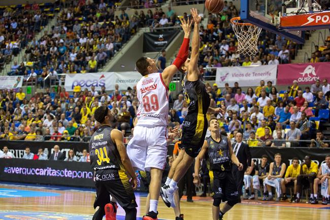 Jelovac pelea un rebote ante White | ACB PHOT/A.PEREZ ep jelovac pelearebotewhite